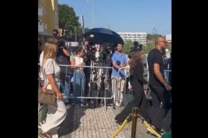 记者：利物浦前队友法比尼奥与蒂亚戈携家人来到葬礼现场悼念若塔图片